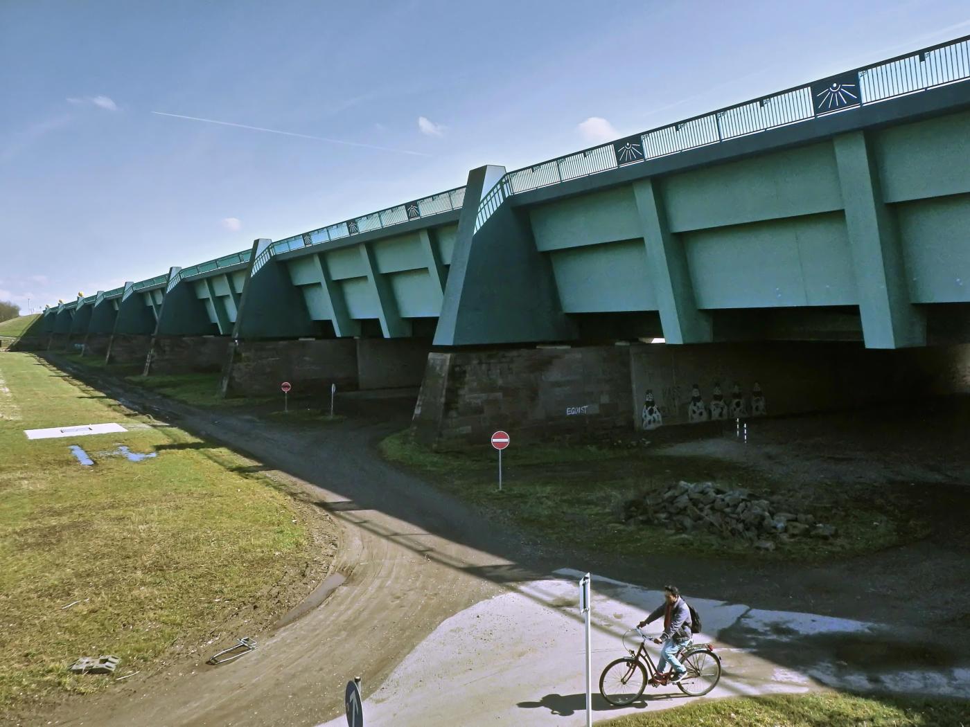 Stahltrog der neuen Kanalbrücke
