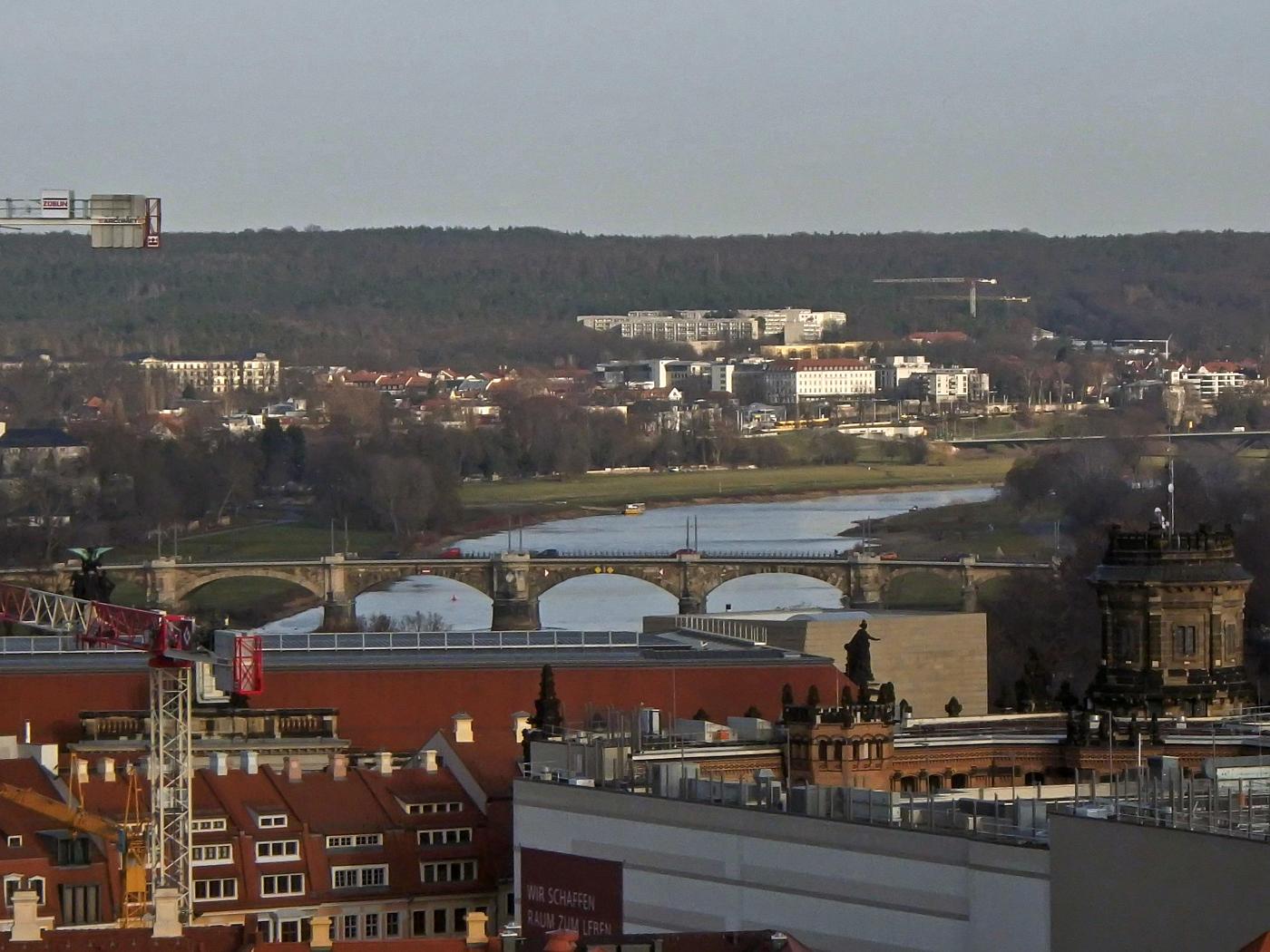 Blick von der Kreuzkirche auf die Elbe mit der Marienbrücke