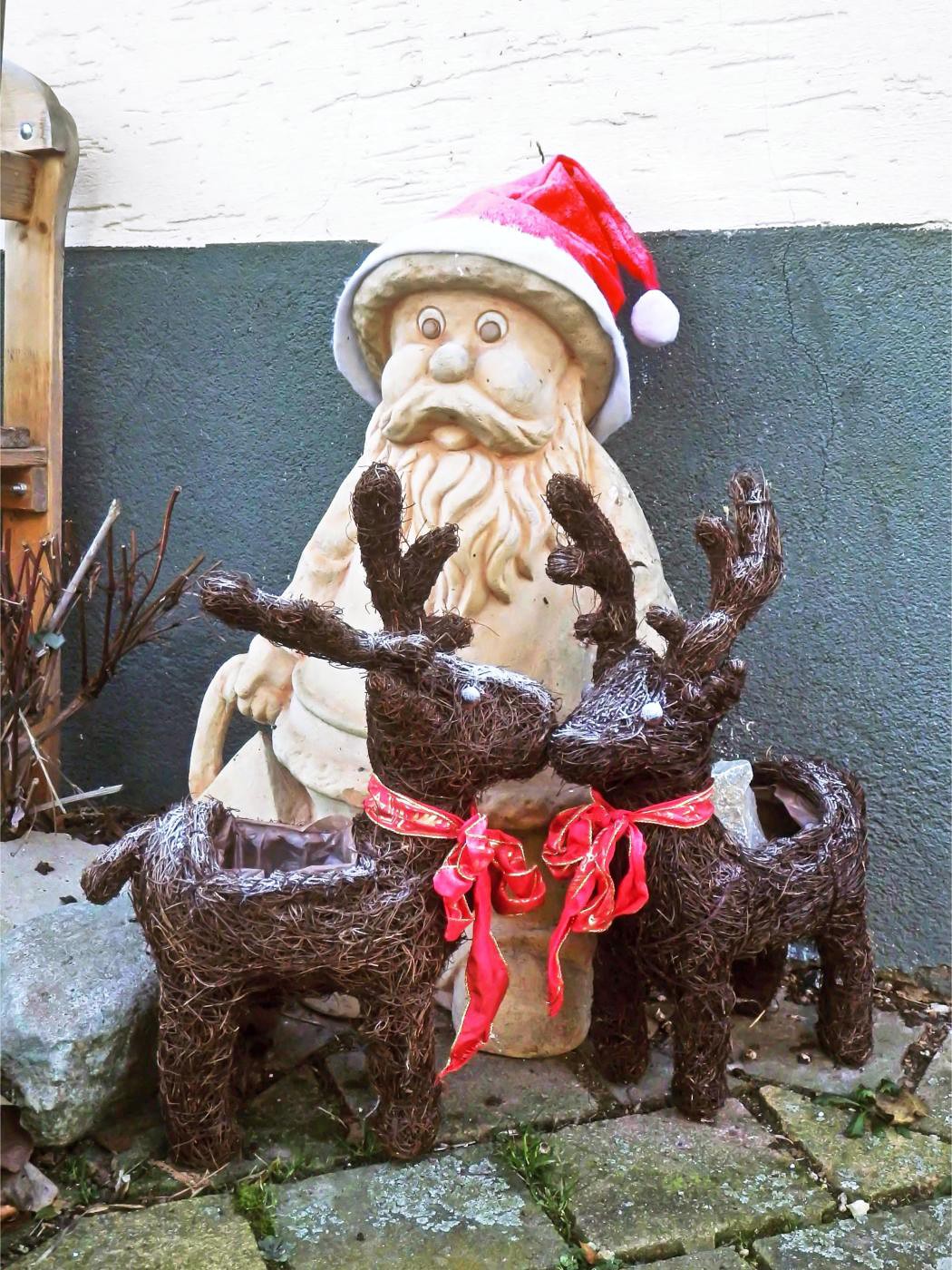 Weihnachtsmann wartet auf den Schnee