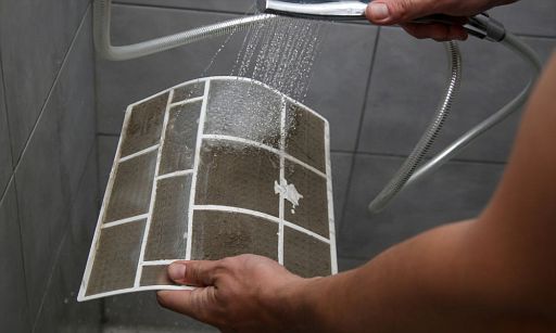 Dirty Air Filter - Cleaning of a dirty air filter